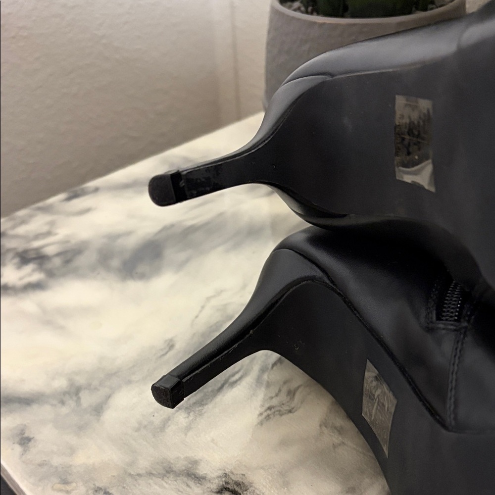 Women's Black Pointed-Toe Zip Ankle Booties - Picture 7 of 10